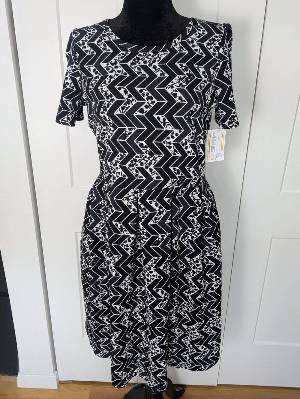 LuLaRoe Amelia Dress Women’s 2XL Black White Chevron Fit & Flare Pockets Zip new